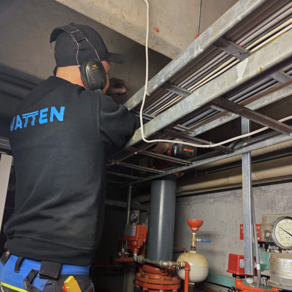 En rørlegger som installerer sprinklersystem